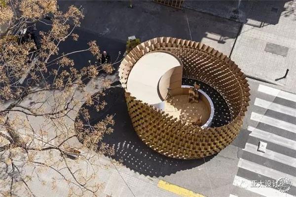 西班牙的法耶火节庆典的“空脑壳”装置