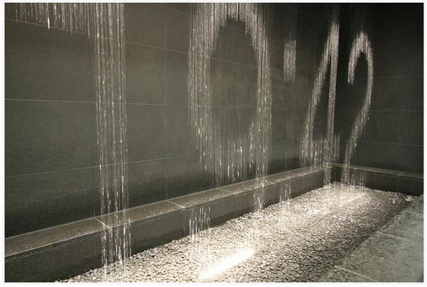 日本大阪地鐵的「水時鐘」喷泉