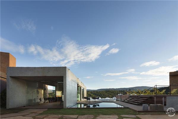 酒吧-泳池-美术馆#(ArquitetosASSOCIADOS)#(BCMF)#(GUND)#(MACh)#(MiguelRioBranco美术馆)#(NikkenSekkei)#(PauloMendesdaRocha)#(Saya公园美术馆)#(ShigeruBanArchitects)#(UrbanArkArchitects)#(奥克兰美术馆)#(巴塞罗那Roca美术馆)#(柏林美术馆新馆)#(贝聿铭)#(城市更新)#(大堂)#(大学)#(改造)#(改造设计案例)#(格陵兰岛新国家美术馆)#(公共建筑)#(公共建筑设计)#(公共空间)#(观景台)#(海沃德美术馆改造)#(建筑更新)#(建筑设计)#(老旧建筑改造更新)#(曼海姆美术馆新馆)#(美术)#(美术馆)#(美术馆建筑设计案例)#(美术馆立面)#(美术馆设计案例)#(人文建筑)#(入口大厅)#(斯图加特国家美术馆)#(文化)#(文化建筑设计)#(西班牙巴达霍斯美术馆)#(小型建筑)#(艺术)#(艺术馆)#(艺术馆大堂)#(艺术画廊)#(艺术建筑设计案例)#(艺术廊)#(艺术中心)#(詹姆斯斯特林)#(展览建筑)#(展览空间)#(展览类建筑设计)#(AlvaroSiza)#(AthfieldArchitects)#(BIG)#(CarlosCastanheira)#(CarlosCastanheiraArchitects)#(DavidChipperfieldArchitects)#(EnneadArchitects)#(EstudioArquitecturaHago)#(FJMTStudio)#(gmp)#(GUNDPartnership)#(Hitolt)#(Hoki美术馆)#(LCC建筑事务所)#(MetroArquitetosAssociados)#(MiesvanderRohe)#(NikkenSekkei日建设计)#(OAB)#(TheNewDowse美术馆)#(TriversAssociates)#(巴西新乐弥美术馆)#(坂茂建筑事务所)#(大厅)#(大学建筑)#(戴卫奇普菲尔德建筑事务所)#(法国建筑师)#(冈德美术馆)#(工业建筑改造更新)#(画廊)#(集装箱设计案例)#(建筑)#(酒吧泳池美术馆)#(路易康)#(美术馆建筑)#(美术馆建筑设计)#(美术画廊)#(让努维尔)#(人文)#(山地建筑设计)#(设计)#(苏黎世美术馆)#(文化馆)#(文化建筑)#(文艺)#(小型)#(校园)#(耶鲁大学美术馆)#(遠藤克彦建筑研究所)#(展馆)#(展馆建筑设计)#(展览馆)