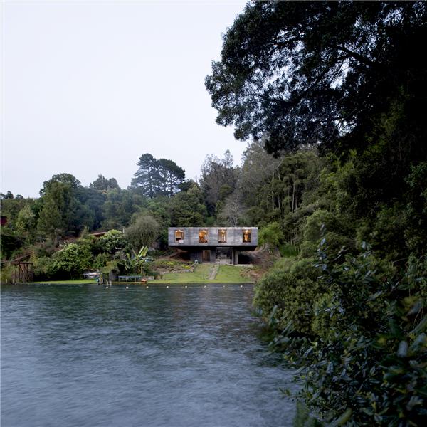 Guna House | Pezo von Ellrichshausen#(Cortile别墅)#(IannuzziStudio)#(白色住宅)#(别墅)#(别墅建筑设计)#(别墅群)#(滨海住宅)#(滨水别墅)#(滨水住宅)#(倒影)#(独栋别墅设计)#(独立住宅)#(度假别墅)#(海边住宅)#(海滨住宅设计)#(湖)#(湖边别墅)#(湖滨住宅)#(湖滨住宅设计)#(建筑设计)#(近水别墅)#(居住建筑设计)#(居住区设计)#(居住区总体规划)#(码头)#(美国)#(室内设计)#(水边住宅)#(水景房)#(水景房子)#(西班牙)#(现代独立别墅)#(小面积住宅)#(小型建筑)#(沿湖别墅)#(优秀独立式住宅)#(住宅)#(住宅区规划设计)#(住宅区整体规划设计)#(住宅区总体规划)#(著名建筑师别墅设计)#(自建房)#(总体规划)#(LakeFlato)#(SAOTA)#(别墅临水)#(别墅设计资料)#(别墅外观)#(滨湖住宅)#(滨水房子)#(滨水建筑)#(大师别墅)#(独栋住宅设计)#(独立式住宅)#(多层住宅规划)#(港湾建筑)#(海滨独立住宅)#(海滨住宅)#(湖滨)#(湖滨独立住宅)#(居住建筑)#(居住区规划设计)#(临水别墅)#(美式餐厅效果图图片)#(全球小型别墅)#(水边别墅)#(小户型)#(小户型住宅)#(小住宅)#(住宅建筑设计案例)#(住宅区规划)