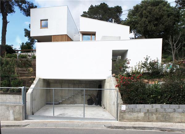 La Floresta山地小宅，西班牙 / Alventosa Morell Arquitectes#(428600)#(43平米公寓装修图片)#(Atelier8000)#(passivehaus)#(被动式建筑设计案例)#(表演)#(大学)#(低碳规划)#(房屋)#(工厂)#(会议室)#(会议中心)#(加拿大)#(建筑设计)#(健身房)#(教育建筑)#(节能)#(可持续发展与绿色设计)#(魁北克)#(绿色建筑)#(绿色建筑案例)#(绿色节能)#(绿色住宅设计案例)#(森林建筑设计案例)#(森林小屋)#(山)#(山地建筑设计案例)#(山地小屋)#(商店)#(商业)#(食堂)#(斯洛伐克山脉)#(寺庙)#(太阳能光电板)#(太阳能建筑一体化)#(体育建筑)#(小屋)#(行政部门)#(行政建筑)#(银行大楼)#(幼儿园)#(幼儿园建筑设计)#(住宅)#(住宅*)#(PassiveDesign)#(SoLo小屋)#(办公建筑)#(办公楼)#(办公区)#(办公室)#(被动式别墅)#(被动式节能设计)#(被动式节能屋)#(被动式设计)#(被动式住宅设计案例)#(玻璃)#(低耗能住宅设计案例)#(低碳建筑)#(低碳景观)#(公寓)#(混凝土)#(机构建筑)#(建筑)#(建筑改造)#(节能别墅)#(节能工厂)#(居住建筑)#(剧院)#(可持续发展)#(铝板)#(绿色别墅)#(酿酒厂)#(森林住宅建筑设计案例)#(山地建筑)#(山地住宅建筑设计案例)#(商业建筑)#(生态建筑)#(水泥)#(塔楼)#(文化建筑)#(无暖房住宅)#(小住宅)#(校园)#(医疗中心)#(银行总部大楼)#(游乐场)#(娱乐设施)#(运动馆)#(政府办公楼)#(政府办公室)#(政府部门)#(住宅建筑)#(自循环系统)