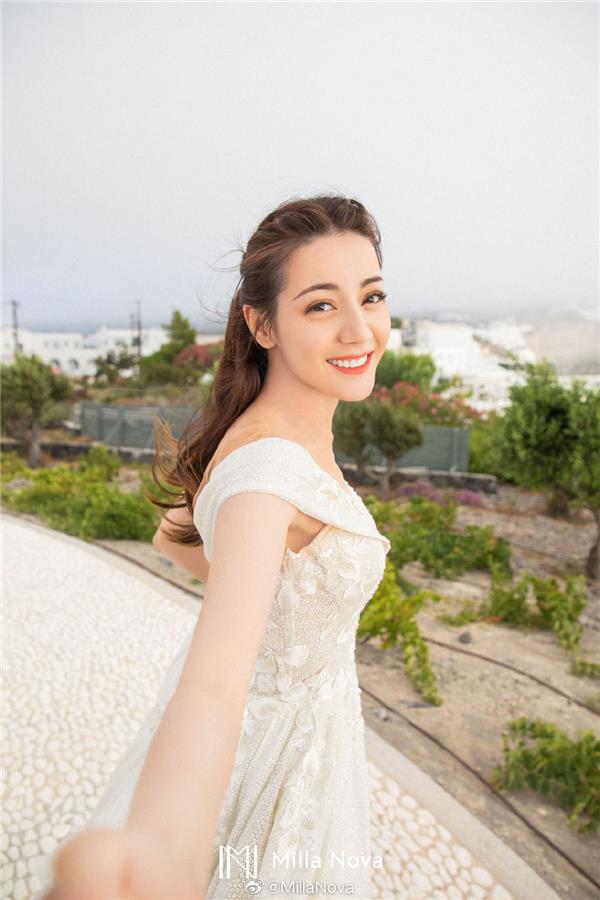 迪丽热巴婚纱照