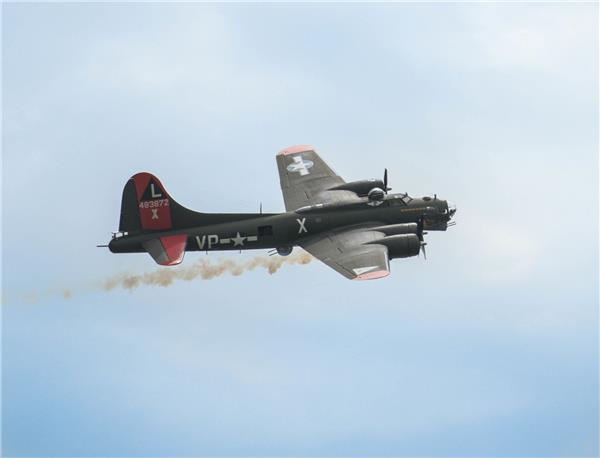 b-17轰炸机(绰号:"空中堡垒")