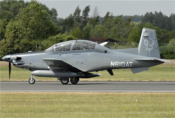 T-6“德克萨斯人”教练机#(BeechAircraf)#(SNJ)#(单引擎涡轮螺旋桨飞机)#(单引擎纵列双座设计初级教练机)#(飞机于2000年首飞)#(教练机)#(雷声公司)#(1990年代美国军事教练机)#(AT6)#(Harvard)#(T6Texan)#(T6德克萨斯人教练机)#(比奇飞机)#(单引擎拖拉机飞机)#(低翼飞机)#(高级涡轮螺旋桨教练机)#(美国比奇公司)