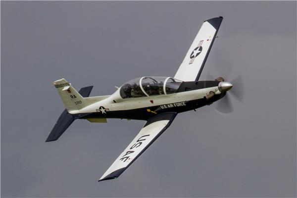 T-6“德克萨斯人”教练机#(BeechAircraf)#(SNJ)#(单引擎涡轮螺旋桨飞机)#(单引擎纵列双座设计初级教练机)#(飞机于2000年首飞)#(教练机)#(雷声公司)#(1990年代美国军事教练机)#(AT6)#(Harvard)#(T6Texan)#(T6德克萨斯人教练机)#(比奇飞机)#(单引擎拖拉机飞机)#(低翼飞机)#(高级涡轮螺旋桨教练机)#(美国比奇公司)