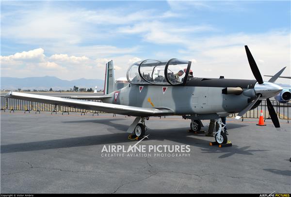 T-6“德克萨斯人”教练机#(BeechAircraf)#(SNJ)#(单引擎涡轮螺旋桨飞机)#(单引擎纵列双座设计初级教练机)#(飞机于2000年首飞)#(教练机)#(雷声公司)#(1990年代美国军事教练机)#(AT6)#(Harvard)#(T6Texan)#(T6德克萨斯人教练机)#(比奇飞机)#(单引擎拖拉机飞机)#(低翼飞机)#(高级涡轮螺旋桨教练机)#(美国比奇公司)