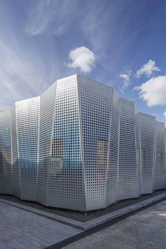 #(冲孔板)#(穿孔板)#(建筑材料)#(建筑材料展示)#(建筑金属)#(金属外立面)#(金属外立面的设计)#(金属外墙)#(金属网格)#(铝板)#(铝单板幕墙)#(穿孔铝板)#(铝幕墙)#(室外墙)