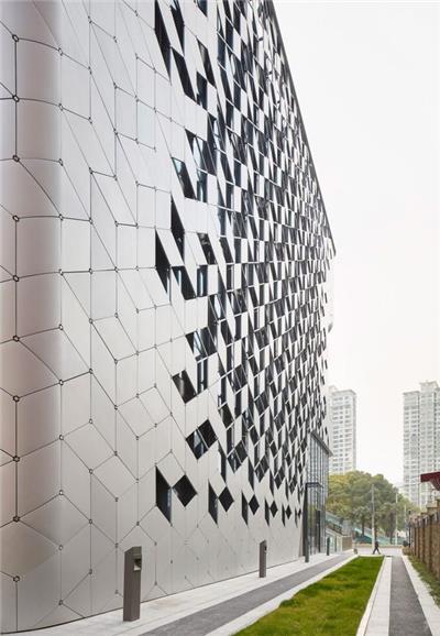 #(冲孔板)#(穿孔板)#(建筑材料)#(建筑材料展示)#(建筑金属)#(金属外立面)#(金属外立面的设计)#(金属外墙)#(金属网格)#(铝板)#(铝单板幕墙)#(穿孔铝板)#(铝幕墙)#(室外墙)