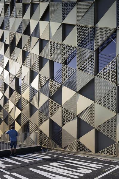 #(冲孔板)#(穿孔板)#(建筑材料)#(建筑材料展示)#(建筑金属)#(金属外立面)#(金属外立面的设计)#(金属外墙)#(金属网格)#(铝板)#(铝单板幕墙)#(穿孔铝板)#(铝幕墙)#(室外墙)