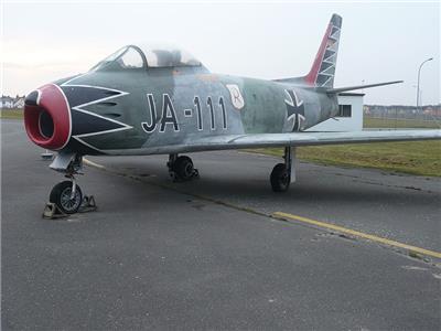 f-86战斗机(绰号"佩刀 sabre#美国第一代喷气式战斗机#美国第一架