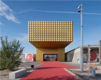 #(冲孔板)#(穿孔板)#(建筑材料)#(建筑材料展示)#(建筑金属)#(金属外立面)#(金属外立面的设计)#(金属外墙)#(金属网格)#(铝板)#(铝单板幕墙)#(穿孔铝板)#(铝幕墙)#(室外墙)