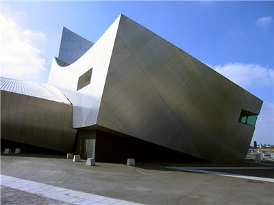 利伯斯金帝国战争博物馆 是解构主义建筑的原型，由三个支离破碎、交叉弯曲的体量组成，象征着战争的毁灭。