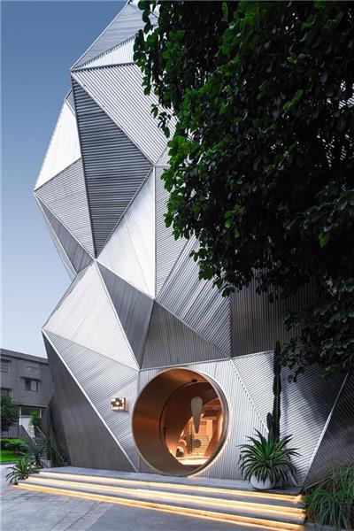 拥有钻石切面的建筑立面/
