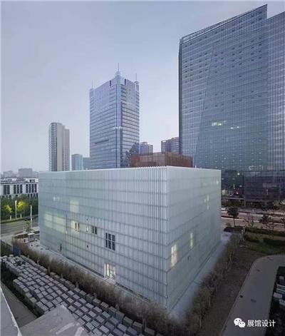 郑东新区城市规划展览馆：玻璃百叶包裹的立体空间