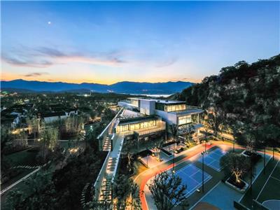 宜兴·雅达阳羡溪山健身中心#(CCDI悉地国际)#(gmp)#(MVRDV)#(白色)#(报告厅立面)#(北京市建筑设计研究院有限公司简称BIAD)#(滨河体育中心)#(操场设计)#(场馆平面图)#(传统文化)#(大跨度建筑)#(大跨建筑体育馆)#(电竞场馆)#(电竞馆)#(电子竞技馆)#(冬季运动训练馆)#(都市架构)#(工业遗址更新)#(海河杯)#(会展)#(建筑)#(健身房室内设计)#(健身中心)#(江苏省建筑设计研究院有限公司JSAD)#(竞赛场馆)#(老旧建筑改造)#(老旧建筑更新)#(龙舟)#(露天体育馆)#(设计)#(孙勇)#(体育场)#(体育场馆建筑设计)#(体育场建筑设计)#(体育场建筑设计案例)#(体育城市综合体)#(体育馆)#(体育馆建筑设计案例)#(体育馆效果图)#(体育建筑立面)#(体育景观)#(体育中心)#(体育综合体)#(天津市建筑设计院)#(文创中心)#(现代足球场馆)#(校园体育)#(新大陆建筑设计有限公司)#(休闲娱乐)#(学校报告厅)#(学校体育馆)#(雪车中心)#(训练中心)#(演播建筑设计)#(叶子形建筑)#(游泳馆)#(娱乐场所)#(运动)#(运动场地)#(运动馆)#(运动训练馆)#(展览建筑设计)#(浙江大学建筑设计研究院有限公司)#(中南建筑设计院股份有限公司)#(中山大学)#(综合体育馆)#(综合体育中心)#(足球场)#(ColdefyAssociatesArchitectsUrbanPlanners)#(gmpArchitekten)#(GMP建筑师事务所)#(gmp建筑事务所)#(柏涛建筑)#(本土设计研究中心)#(朝阳市)#(城市更新)#(船型建筑)#(大型建筑)#(大学体育馆)#(电子竞技)#(东方美学)#(锻炼)#(风雨操场)#(奉化)#(公共建筑)#(公共空间)#(共享体育)#(古典建筑意向)#(广东省建筑设计研究院GDAD)#(国家级训练中心)#(河北)#(湖南)#(滑冰场地)#(建瓯一中体育馆)#(建筑设计)#(健身)#(健身房)#(结构)#(竞赛一等奖)#(乐土设计)#(龙舟文化)#(宁波)#(宁波湾)#(皮划艇训练中心)#(屈原)#(全国优秀工程勘察设计奖)#(上海天华建筑设计有限公司)#(社区体育馆)#(室内体育)#(室内运动)#(太原)#(体育)#(体育场馆)#(体育场设计)#(体育馆建筑设计)#(体育建筑)#(体育建筑设计)#(体育建筑设计案例)#(文体中心)#(西安)#(小型体育馆)#(校园体育馆)#(星空元素)#(雄安)#(休闲)#(学校)#(雪橇中心)#(延安大学)#(野趣)#(仪征体育馆)#(圆形场地)#(圆形景观)#(岳阳)#(运动场)#(运动场馆)#(运动场所)#(展览建筑)#(浙江)#(中国)#(中学体育馆)#(珠海)#(筑境设计)#(综合场馆)