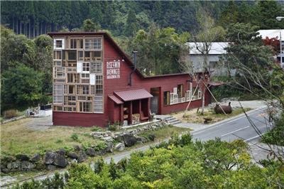 日本“垃圾零废弃”上胜町社区酒吧