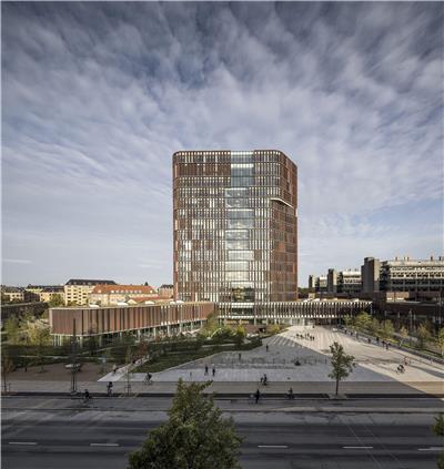 哥本哈根大学Maersk实验楼 / C.F. Moller Architects#(BaumschlagerEberleArchitects)#(BoltshauserArchitekten)#(MCA建筑设计)#(SafdieArchitects)#(大学建筑)#(大学建筑设计案例)#(大学校园)#(大学校园建筑设计)#(电力站)#(高校教学楼)#(公共职能建筑)#(基础设施)#(建筑)#(教学楼案例)#(教学楼建筑设计)#(教学楼设计)#(教学楼外立面)#(礼堂)#(铜制百叶窗结构)#(小学建筑设计)#(校园建筑)#(校园建筑设计案例)#(学校建筑设计)#(学校建筑设计案例)#(学校教学楼)#(医疗)#(医院)#(越南建筑)#(BPMArchitectes)#(CambridgeSeven)#(fjmt工作室)#(GulfConsult)#(KieranTimberlake)#(LukkaroinenArchitects)#(META建筑事务所)#(奥地利)#(穿孔铜板)#(大学)#(大学建筑设计)#(大学教学楼设计)#(低碳绿色环保)#(发电站)#(国外大学)#(国外大学建筑)#(会议中心)#(混合用途建筑)#(建筑规划)#(建筑设计)#(教学楼)#(教学楼设计案例)#(教学楼室内)#(教育)#(教育建筑)#(教育建筑设计)#(教育建筑设计案例)#(教育建筑雪景)#(科研建筑设计)#(联排案例)#(绿色建筑)#(美国)#(铜板)#(铜金属外立面建筑设计)#(铜金属外墙建筑设计案例)#(图书馆)#(校园建筑设计)#(校园综合体)#(学术研讨空间)#(学校)#(学校案例)#(学校建筑)#(学校楼)#(学校综合楼)#(研究中心)#(演讲中心)#(医疗建筑设计)#(幼儿园建筑设计)#(自然)