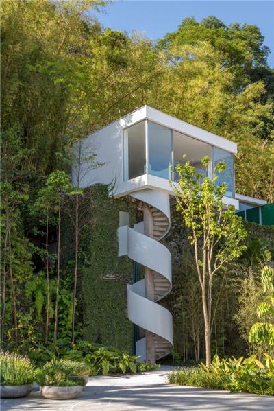 Itauna 之家，旋转楼梯连接新旧 / Siqueira ＋ Azul Arquitetura
