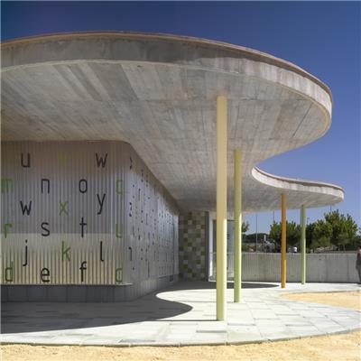 roof shelters corrugated metal幼儿园入口 / Gabriel Verd