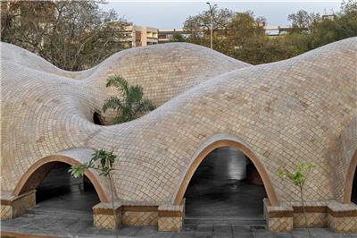 印度最大赤陶砖拱形结构，TARANG 展馆 / The Grid Architects#(2020世博会)#(bureauSLA)#(CruzyOrtizArchitects)#(HENNArchitects)#(KadarikTuurArhitektid)#(MarazziReinhardt)#(MoonHoon)#(OfficeDeArchitectura)#(OMATaillandierArchitectesAssocisppaarchitectures)#(penda磐达中国)#(ShigeruBanArchitects)#(SHoPArchitects)#(XTU)#(XTUarchitects)#(ZahaHadidArchitects)#(餐饮空间)#(场馆分析)#(赤陶砖拱形结构)#(大型展厅)#(迪拜)#(迪拜世博会)#(服务中心)#(公共建筑)#(公共建筑设计)#(公共空间)#(会馆)#(会议中心)#(会展建筑)#(会展建筑设计)#(会展设计)#(会展中心)#(家具展示厅)#(经济发展)#(看台)#(临水剧院)#(美国)#(膜结构)#(曲面屋顶)#(人文建筑)#(深圳大学本原设计研究中心)#(世博会)#(世博会三大馆)#(世博会展馆分析)#(椭圆建筑)#(隈研吾建筑都市设计事务所)#(文化活动中心)#(文化建筑设计)#(文化展览馆)#(文化展示)#(西班牙馆)#(西班牙展馆分析)#(形状)#(艺术)#(英国)#(展馆建筑设计案例)#(展馆墙体)#(展馆设计)#(展会)#(展览建筑)#(展览空间)#(展览空间设计)#(展览类建筑设计)#(展览设计)#(展览中心)#(展示空间)#(植物馆)#(自然)#(ABCHVOYA)#(AsifKhan)#(Butong)#(CarloRattiAssociati)#(depAArchitects)#(FrancoStella)#(GilesMillerStudio)#(gmp)#(KereArchitecture)#(KoheiNawa)#(LuisMachucaAsociadosArquitectos)#(NietoSobejanoArquitectos)#(OMA建筑事务所)#(OUALALOUCHOI)#(OvertredersW)#(PROJECTELEVEN)#(SANDWICHInc)#(Studiomk27)#(SXWA)#(WarrenMahoney)#(坂茂建筑事务所)#(办公建筑)#(办公建筑设计)#(办公室)#(仓库改造)#(大型展览建筑)#(第五立面)#(概念方案)#(公司)#(会展建筑设计案例)#(混合功能)#(建筑)#(剧院)#(临水建筑)#(洛杉矶)#(膜结构建筑)#(商业建筑)#(商业建筑设计)#(商业建筑设计案例)#(商业设施)#(设计)#(世博会展馆)#(世博会展馆设计)#(世博会总体规划)#(斯图加特大学)#(文化建筑)#(文化空间)#(文化展览)#(文化中心)#(游客中心)#(圆形展览馆)#(展陈空间)#(展馆)#(展馆建筑设计)#(展馆设计案例)#(展览馆)#(展览馆景观)#(展览馆墙体)#(展览建筑设计)#(展览建筑设计案例)#(展示建筑设计案例)#(展厅)#(展厅设计)#(装置)