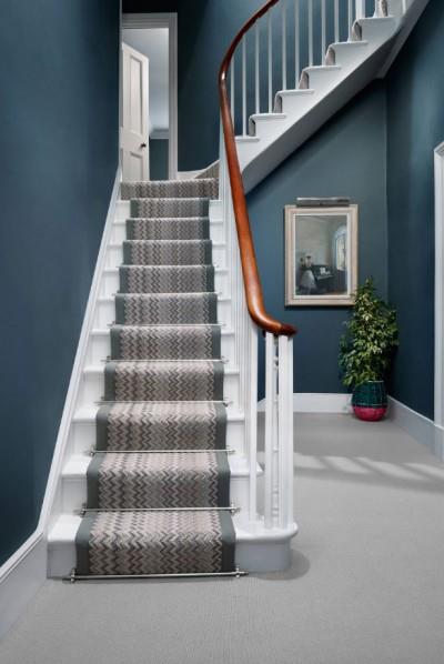 铺着地毯的室内楼梯设计