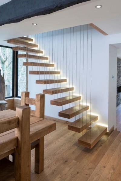 木质踏板楼梯看上去像悬空