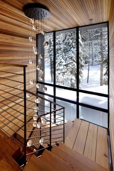 木质折线形楼梯和水晶吊灯
