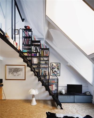 楼梯的边上可以放置书架
