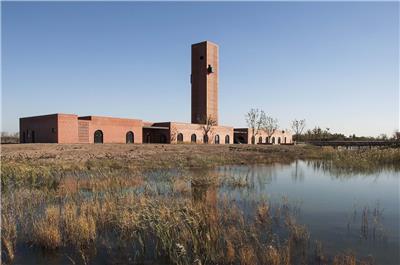 湿地中的红砖塔