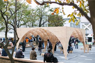 早稻田大学二年级学生设计制作的临时凉亭