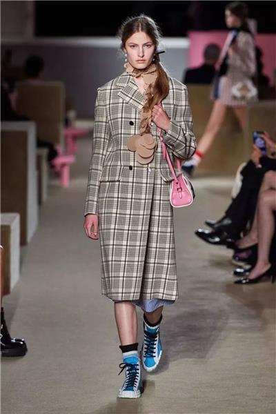 时尚 | “粉红粉红的工业风” Prada 2020早春系列