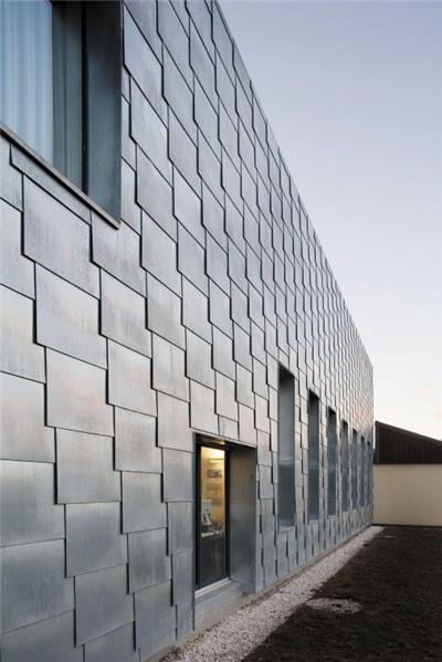 #(冲孔板)#(穿孔板)#(建筑材料)#(建筑材料展示)#(建筑金属)#(金属外立面)#(金属外立面的设计)#(金属外墙)#(金属网格)#(铝板)#(铝单板幕墙)#(穿孔铝板)#(铝幕墙)#(室外墙)
