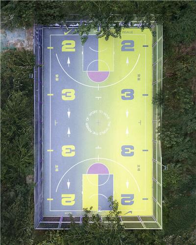 在这样的球场上打球，充满活力