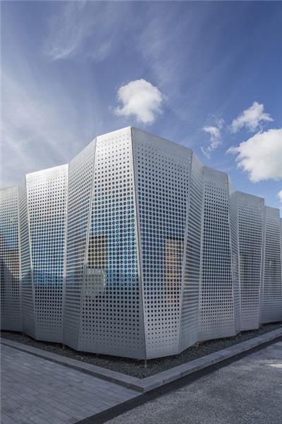 #(冲孔板)#(穿孔板)#(建筑材料)#(建筑材料展示)#(建筑金属)#(金属外立面)#(金属外立面的设计)#(金属外墙)#(金属网格)#(铝板)#(铝单板幕墙)#(穿孔铝板)#(铝幕墙)#(室外墙)