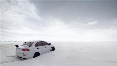 三菱Evo X在雪地里